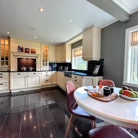 Villa Spacious Group With Jacuzzi And Views *