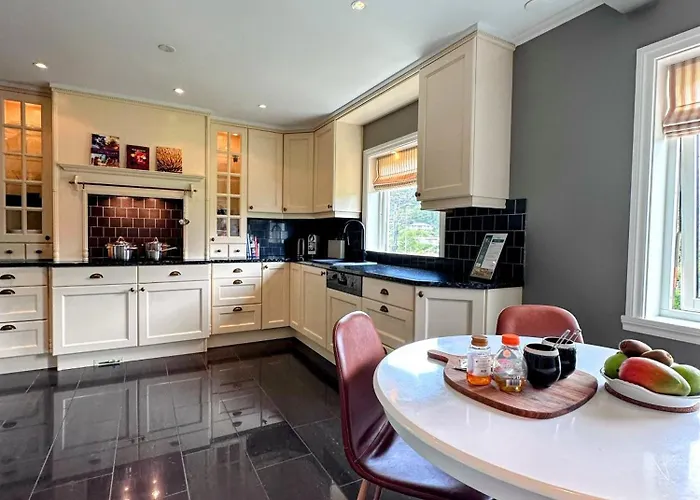 Villa Spacious Group With Jacuzzi And Views *